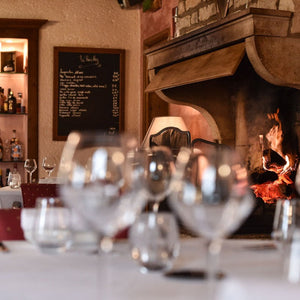 Expérience unique : escapade en 2CV et déjeuner au Restaurant Le Médiéval à Mont-Saint-Jean en Côte d'Or