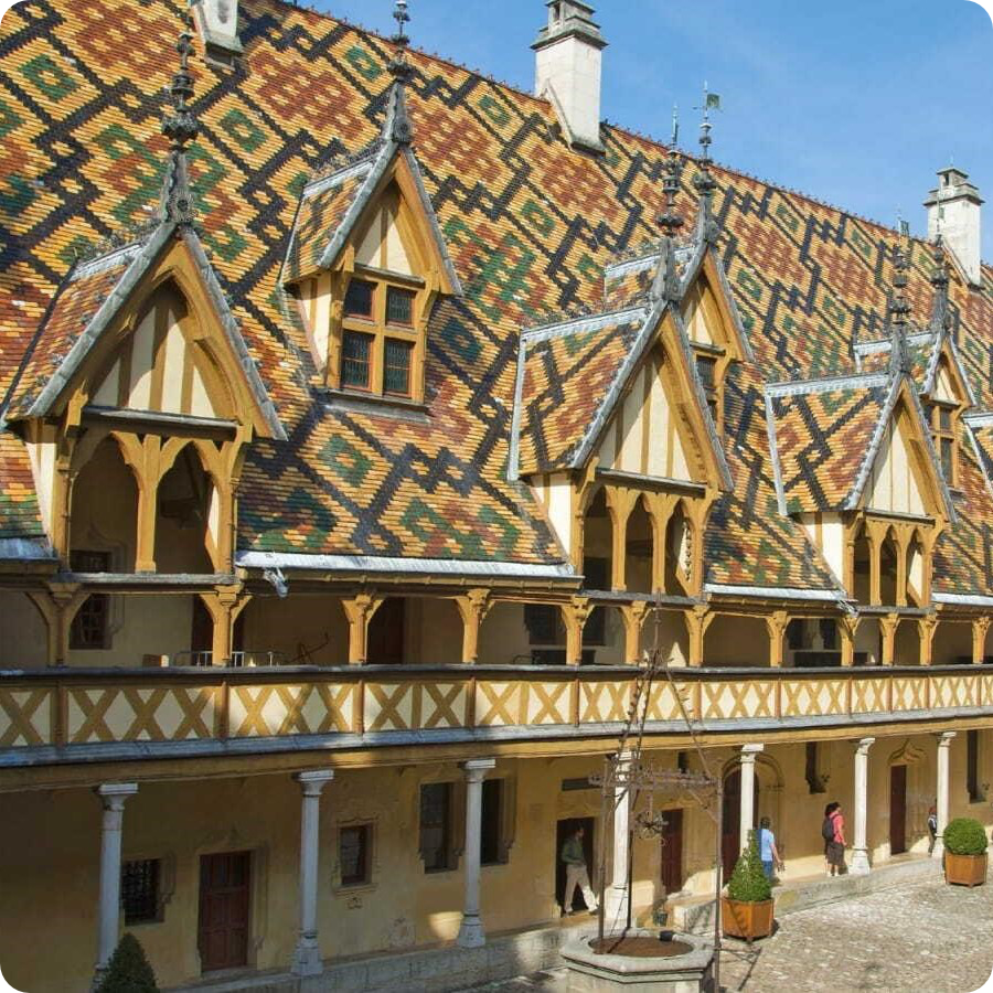 Visite insolite des Hospices de Beaune au volant d'une Citroën 2CV